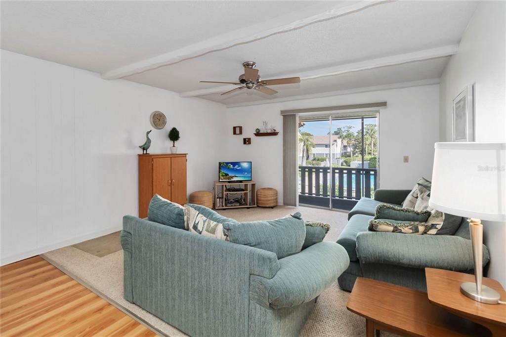 For Sale: $170,000 (2 beds, 2 baths, 967 Square Feet)