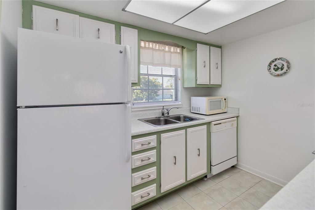 For Sale: $170,000 (2 beds, 2 baths, 967 Square Feet)