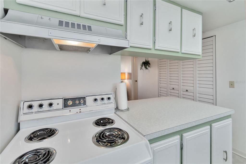 For Sale: $170,000 (2 beds, 2 baths, 967 Square Feet)