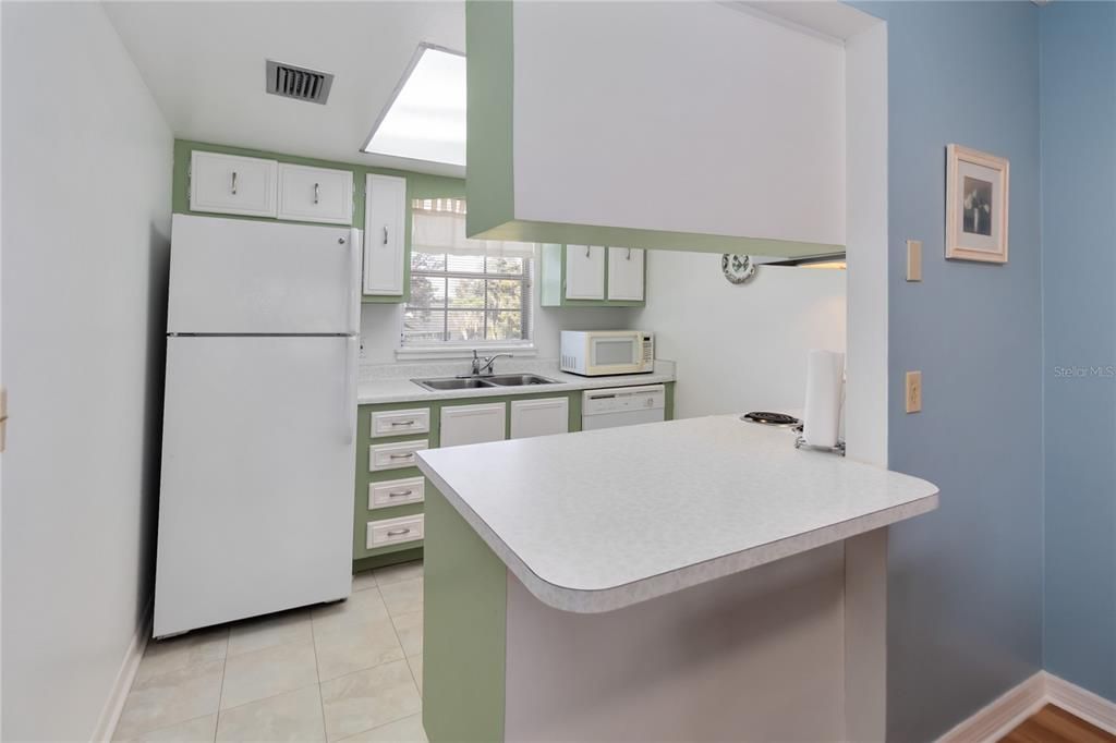 For Sale: $170,000 (2 beds, 2 baths, 967 Square Feet)