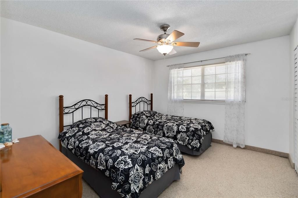 For Sale: $170,000 (2 beds, 2 baths, 967 Square Feet)