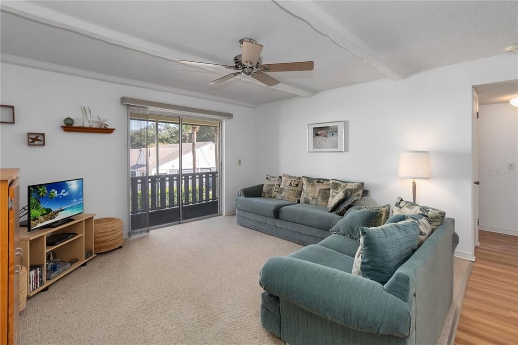 For Sale: $170,000 (2 beds, 2 baths, 967 Square Feet)