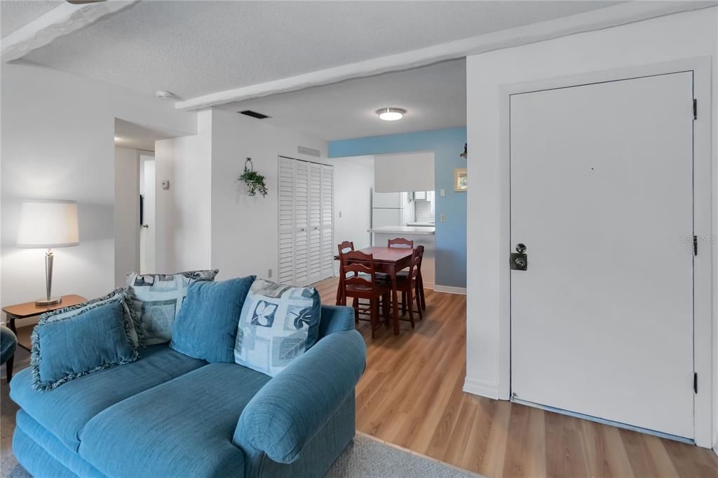 For Sale: $170,000 (2 beds, 2 baths, 967 Square Feet)