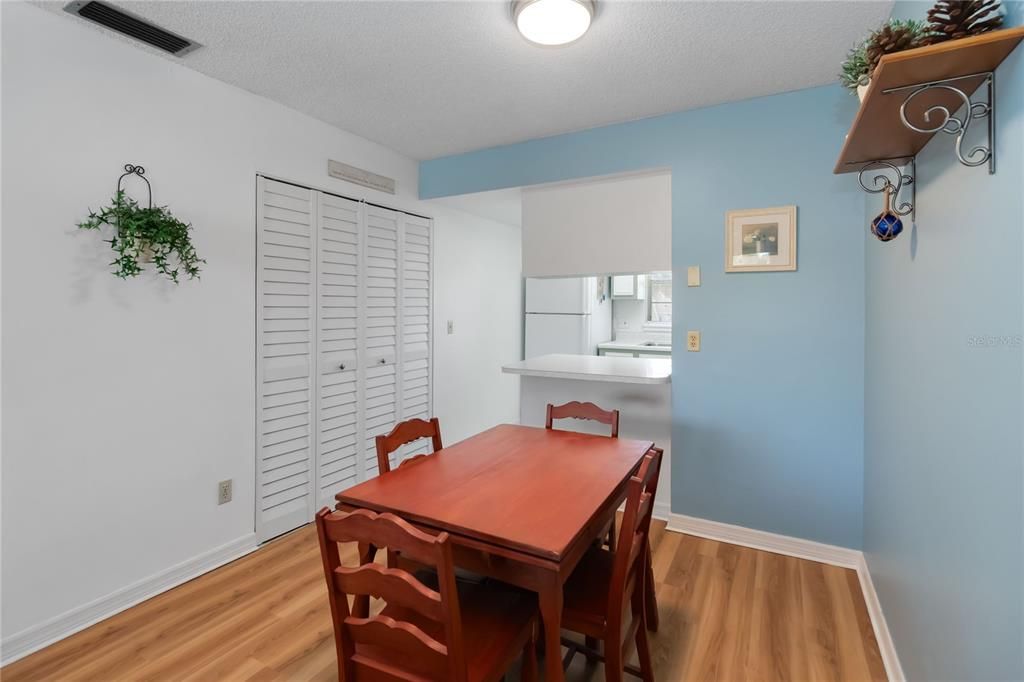 For Sale: $170,000 (2 beds, 2 baths, 967 Square Feet)