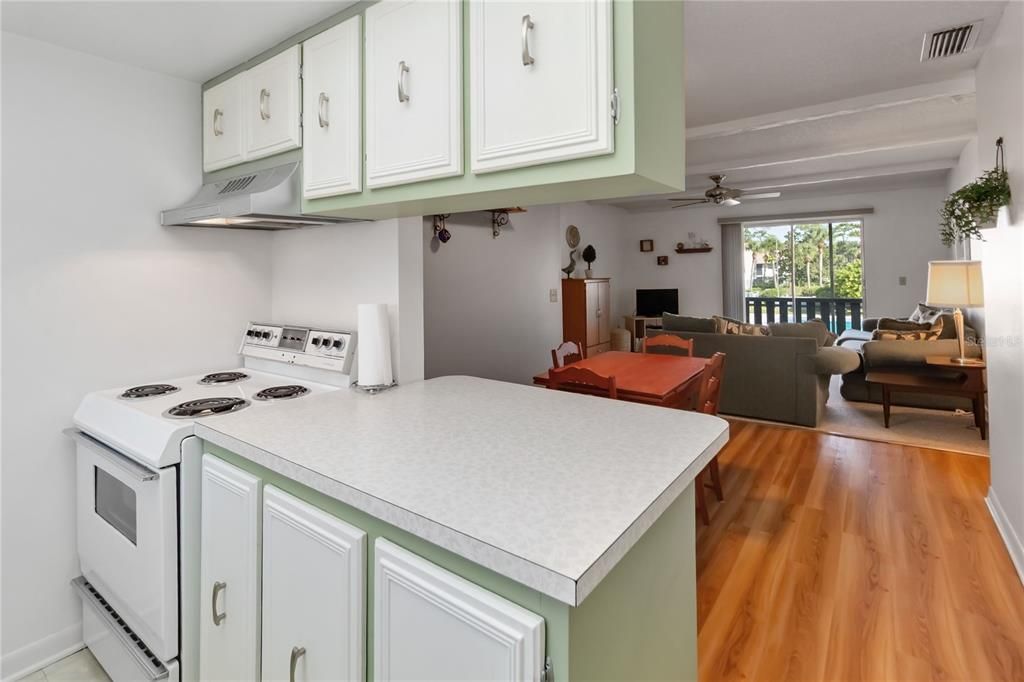 For Sale: $170,000 (2 beds, 2 baths, 967 Square Feet)