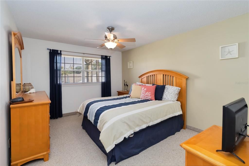 For Sale: $170,000 (2 beds, 2 baths, 967 Square Feet)