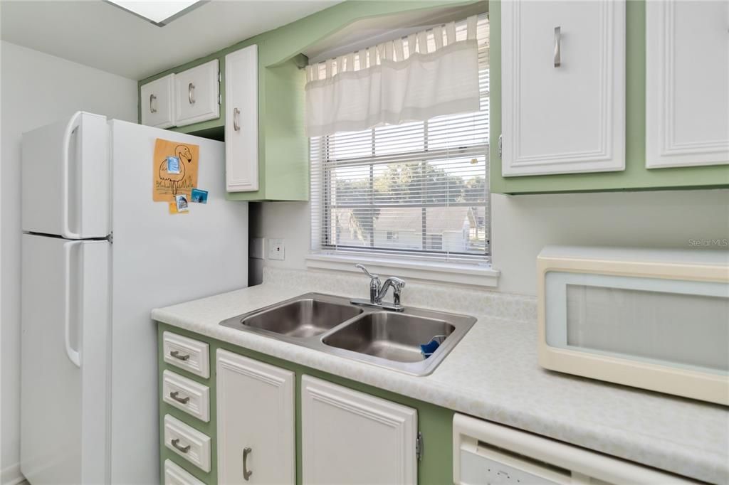 For Sale: $170,000 (2 beds, 2 baths, 967 Square Feet)