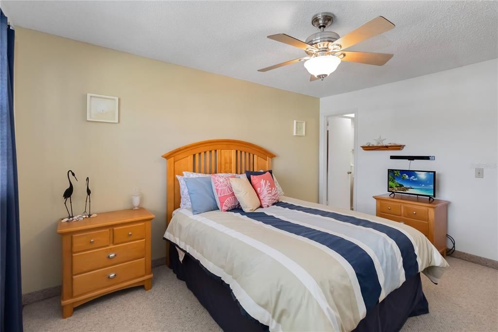 For Sale: $170,000 (2 beds, 2 baths, 967 Square Feet)