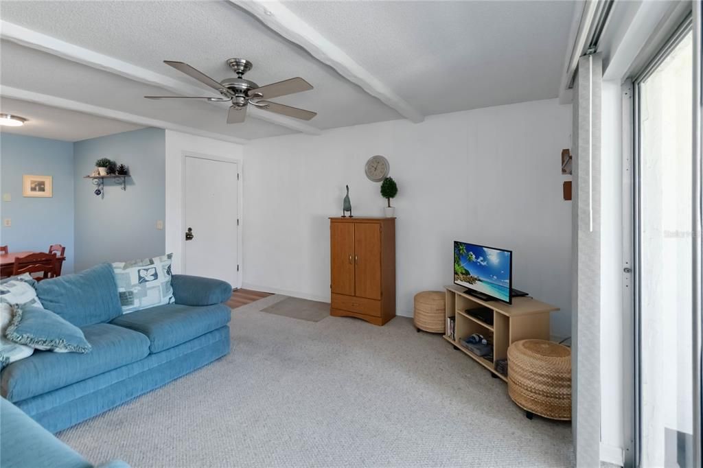 For Sale: $170,000 (2 beds, 2 baths, 967 Square Feet)