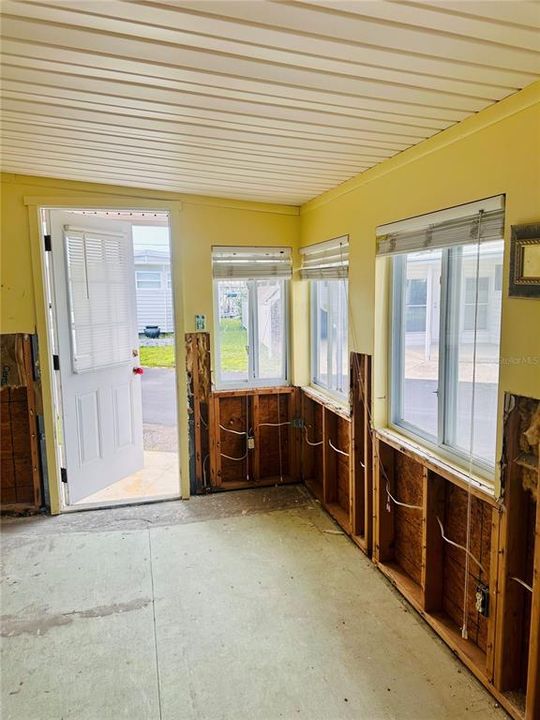 For Sale: $45,900 (1 beds, 1 baths, 700 Square Feet)