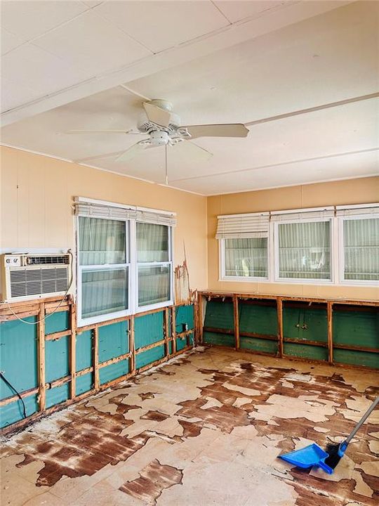 For Sale: $45,900 (1 beds, 1 baths, 700 Square Feet)