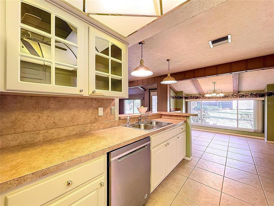 На продажу: $369,900 (3 спален, 2 ванн, 1579 Квадратных фут)