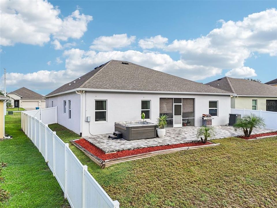 合同活跃: $448,333 (4 贝兹, 3 浴室, 2722 平方英尺)