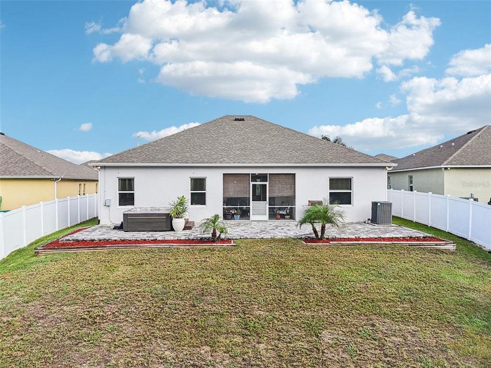 合同活跃: $448,333 (4 贝兹, 3 浴室, 2722 平方英尺)