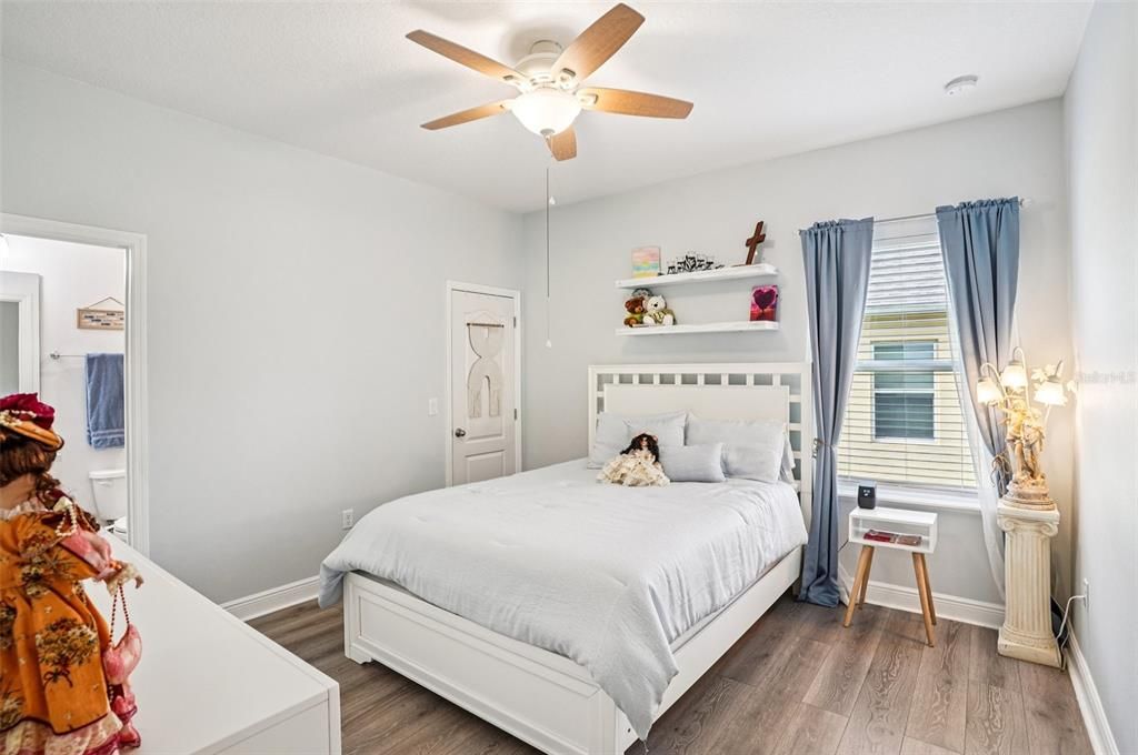 合同活跃: $448,333 (4 贝兹, 3 浴室, 2722 平方英尺)