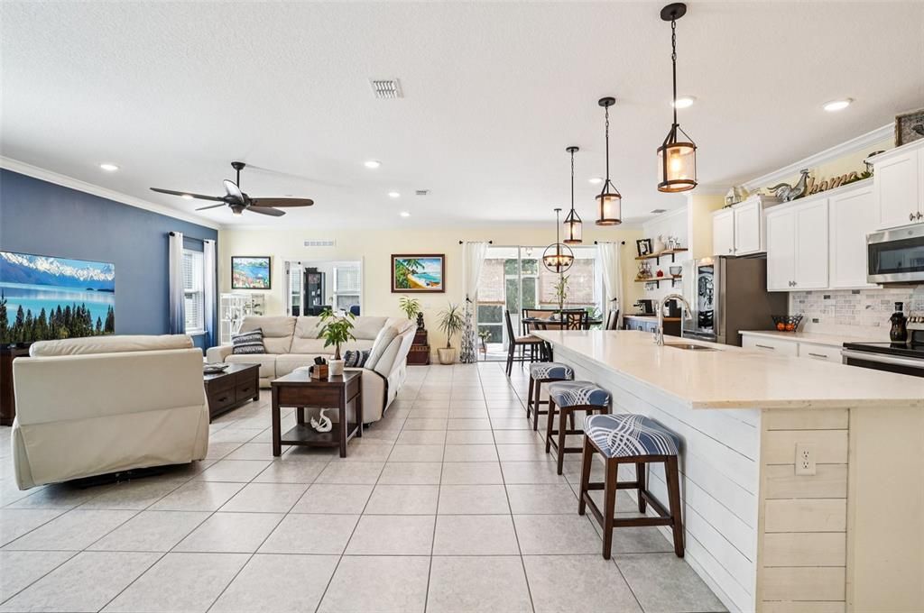 合同活跃: $448,333 (4 贝兹, 3 浴室, 2722 平方英尺)