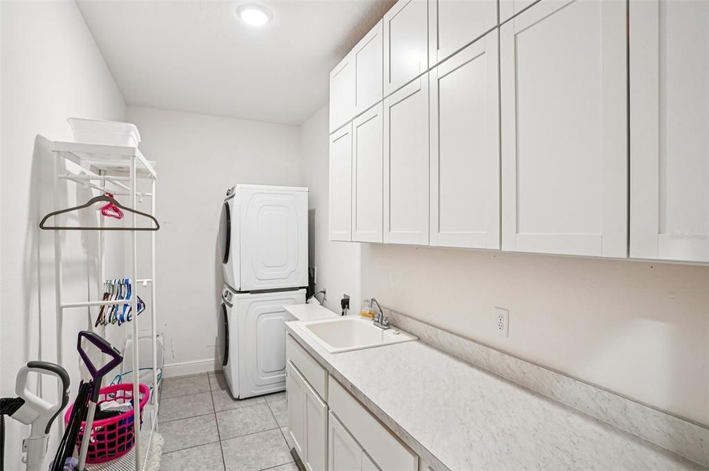 合同活跃: $448,333 (4 贝兹, 3 浴室, 2722 平方英尺)