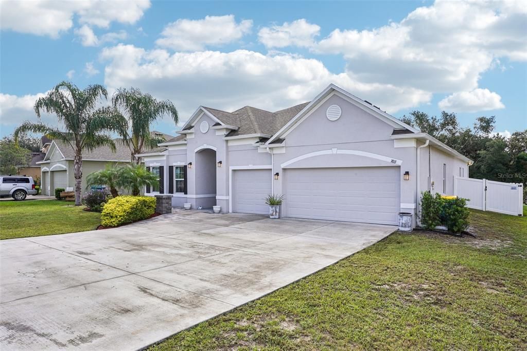 合同活跃: $448,333 (4 贝兹, 3 浴室, 2722 平方英尺)