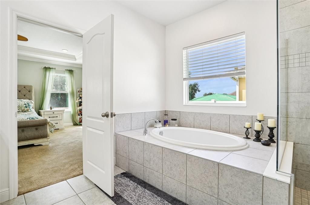 合同活跃: $448,333 (4 贝兹, 3 浴室, 2722 平方英尺)