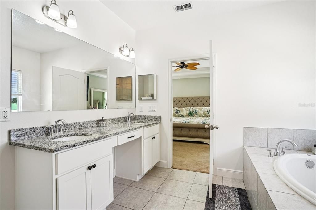 合同活跃: $448,333 (4 贝兹, 3 浴室, 2722 平方英尺)