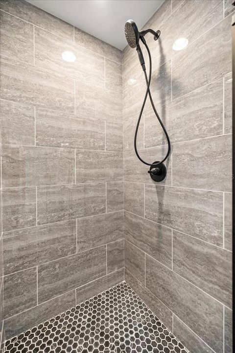 合同活跃: $375,000 (4 贝兹, 3 浴室, 2510 平方英尺)