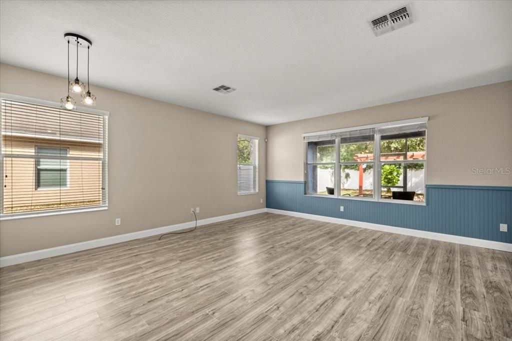 合同活跃: $375,000 (4 贝兹, 3 浴室, 2510 平方英尺)