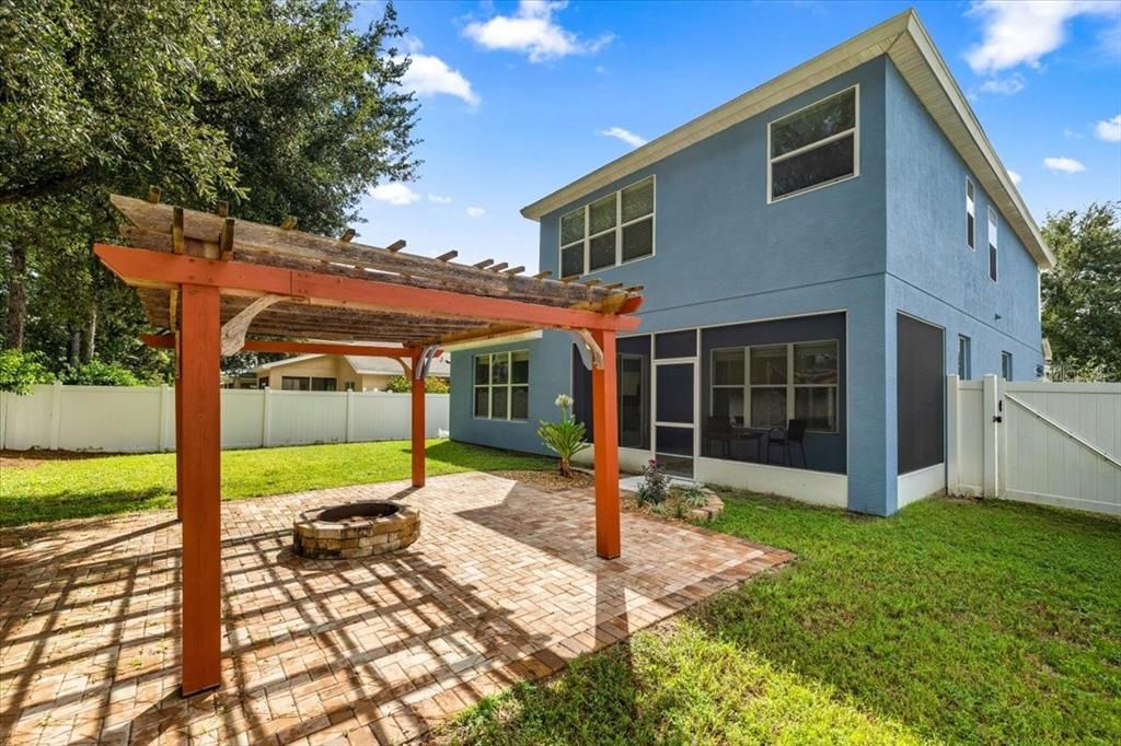 合同活跃: $375,000 (4 贝兹, 3 浴室, 2510 平方英尺)