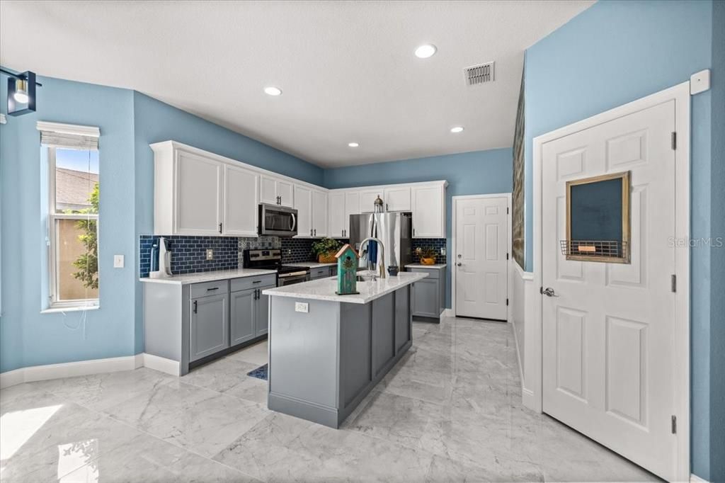 合同活跃: $375,000 (4 贝兹, 3 浴室, 2510 平方英尺)