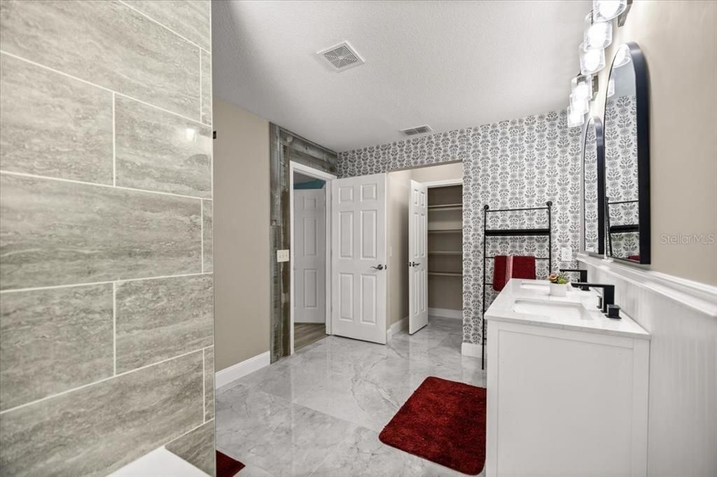 合同活跃: $375,000 (4 贝兹, 3 浴室, 2510 平方英尺)