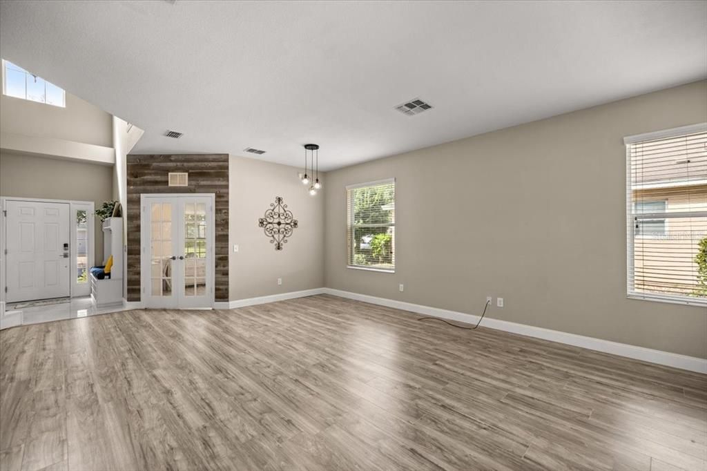 合同活跃: $375,000 (4 贝兹, 3 浴室, 2510 平方英尺)