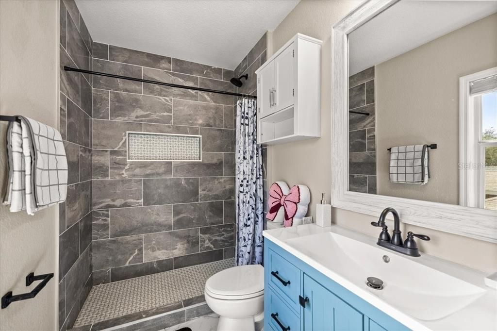 合同活跃: $375,000 (4 贝兹, 3 浴室, 2510 平方英尺)