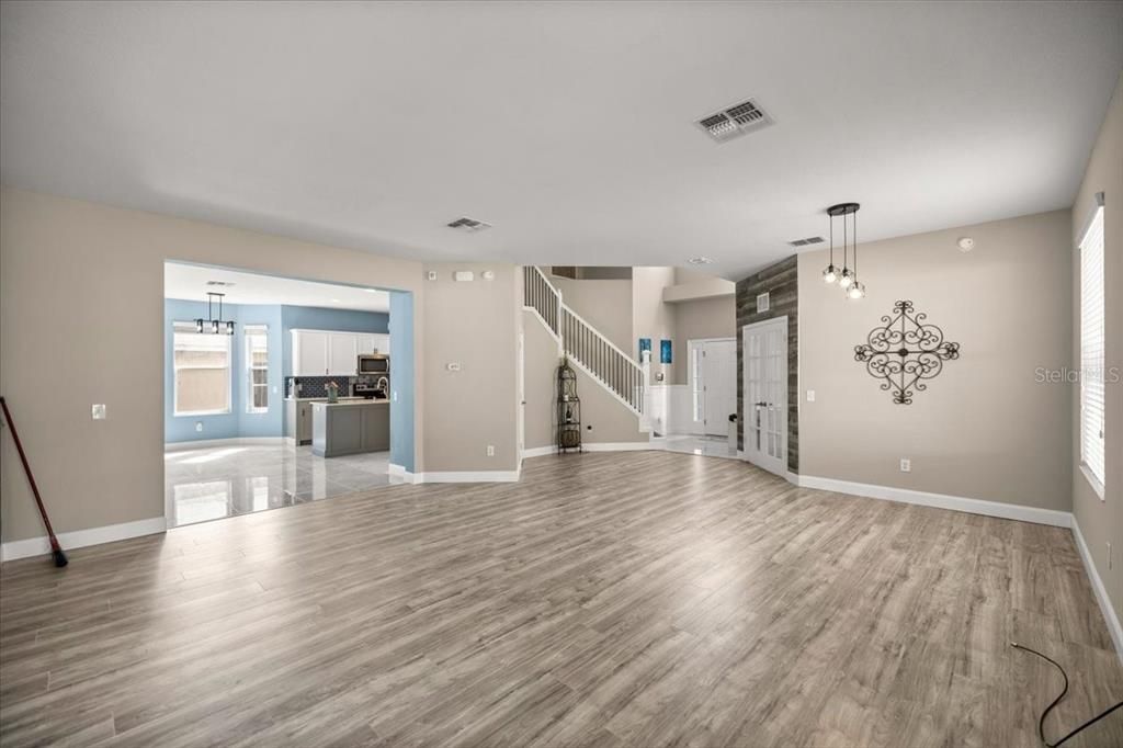 合同活跃: $375,000 (4 贝兹, 3 浴室, 2510 平方英尺)