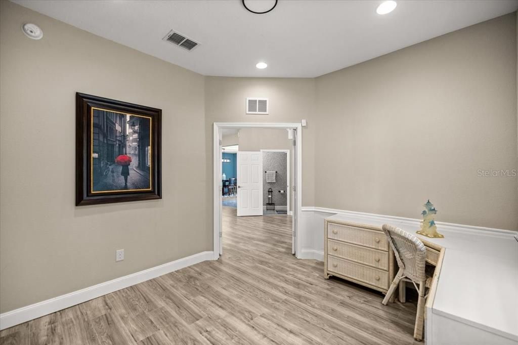 合同活跃: $375,000 (4 贝兹, 3 浴室, 2510 平方英尺)