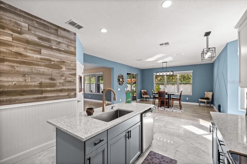 合同活跃: $375,000 (4 贝兹, 3 浴室, 2510 平方英尺)