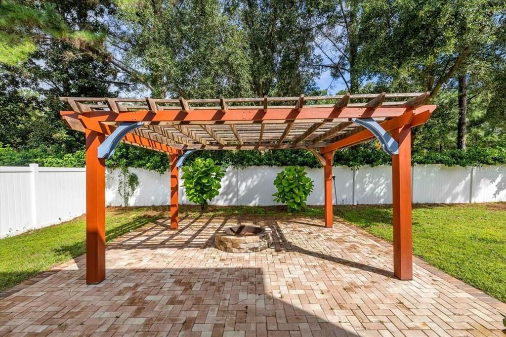 合同活跃: $375,000 (4 贝兹, 3 浴室, 2510 平方英尺)