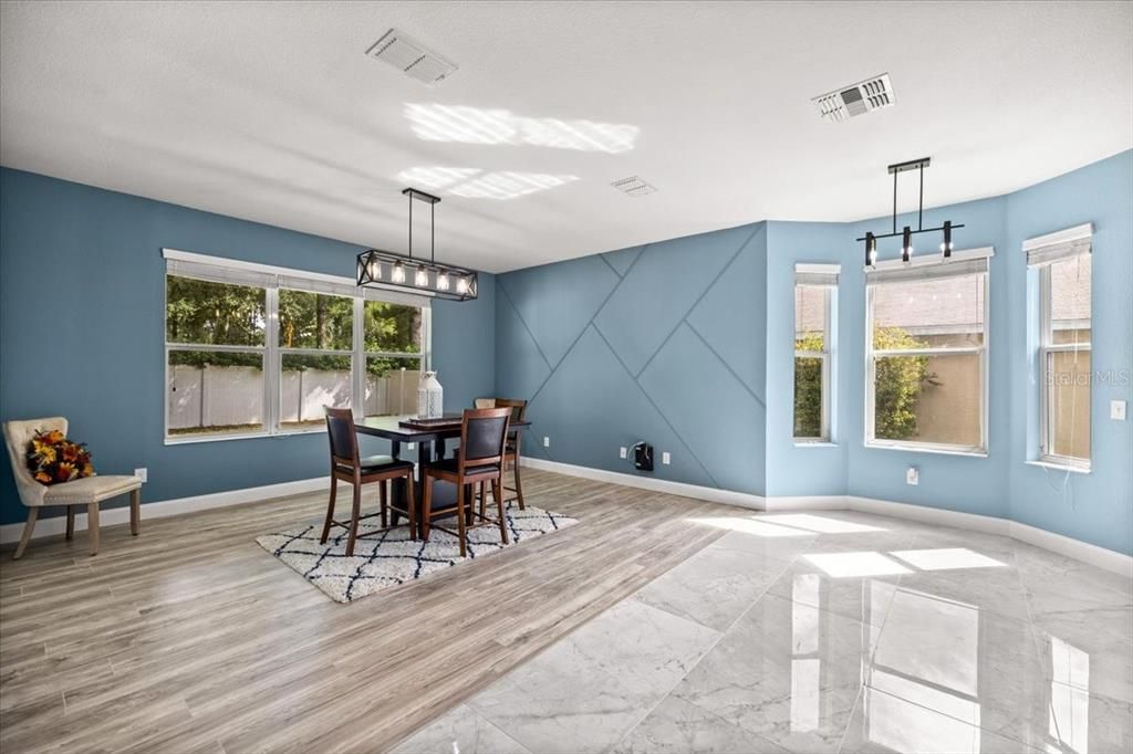 合同活跃: $375,000 (4 贝兹, 3 浴室, 2510 平方英尺)