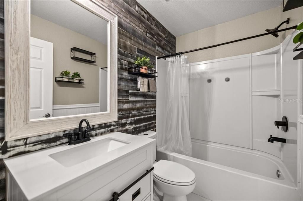 合同活跃: $375,000 (4 贝兹, 3 浴室, 2510 平方英尺)