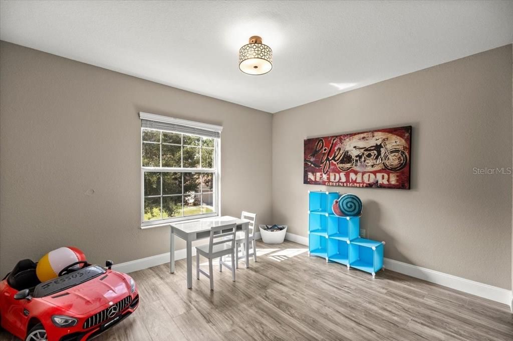 合同活跃: $375,000 (4 贝兹, 3 浴室, 2510 平方英尺)