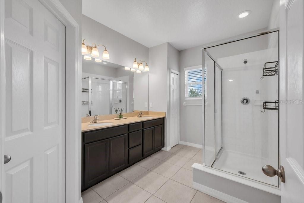 En Venta: $365,000 (4 camas, 2 baños, 1774 Pies cuadrados)