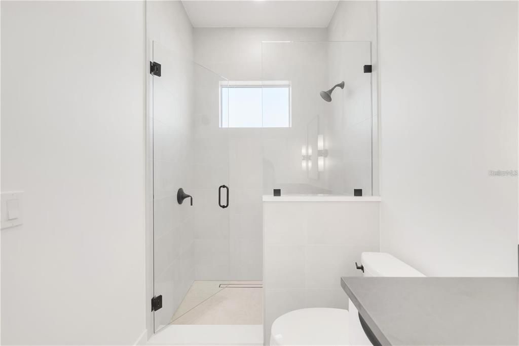 Activo con contrato: $2,950,000 (5 camas, 5 baños, 3595 Pies cuadrados)