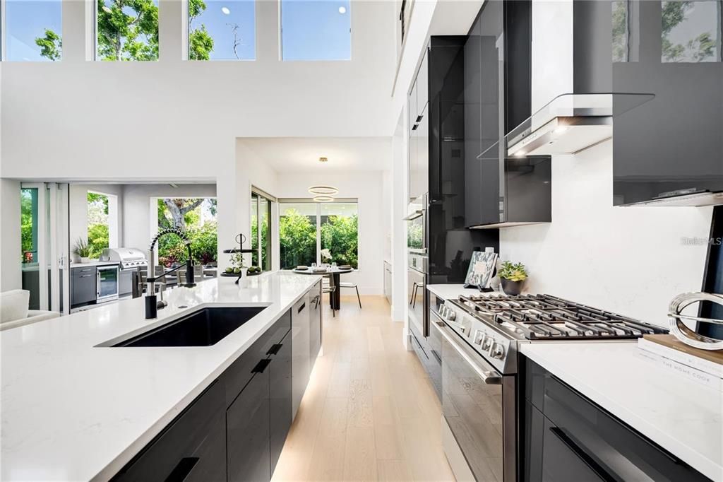 Activo con contrato: $2,950,000 (5 camas, 5 baños, 3595 Pies cuadrados)