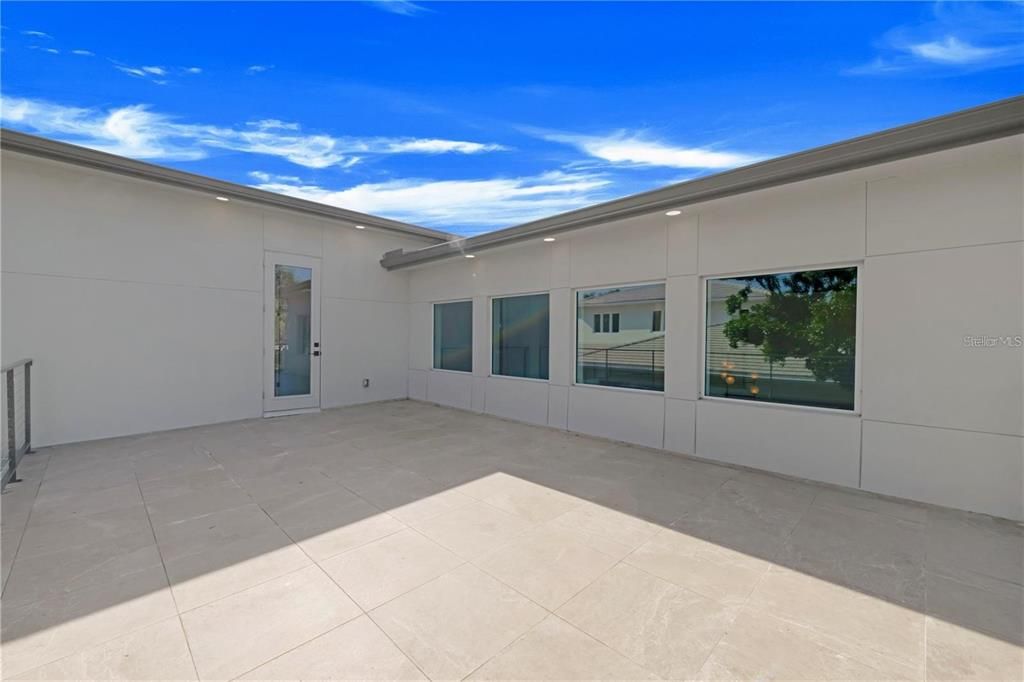 Activo con contrato: $2,950,000 (5 camas, 5 baños, 3595 Pies cuadrados)