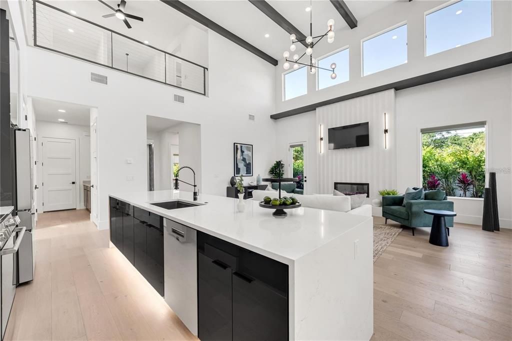 Activo con contrato: $2,950,000 (5 camas, 5 baños, 3595 Pies cuadrados)