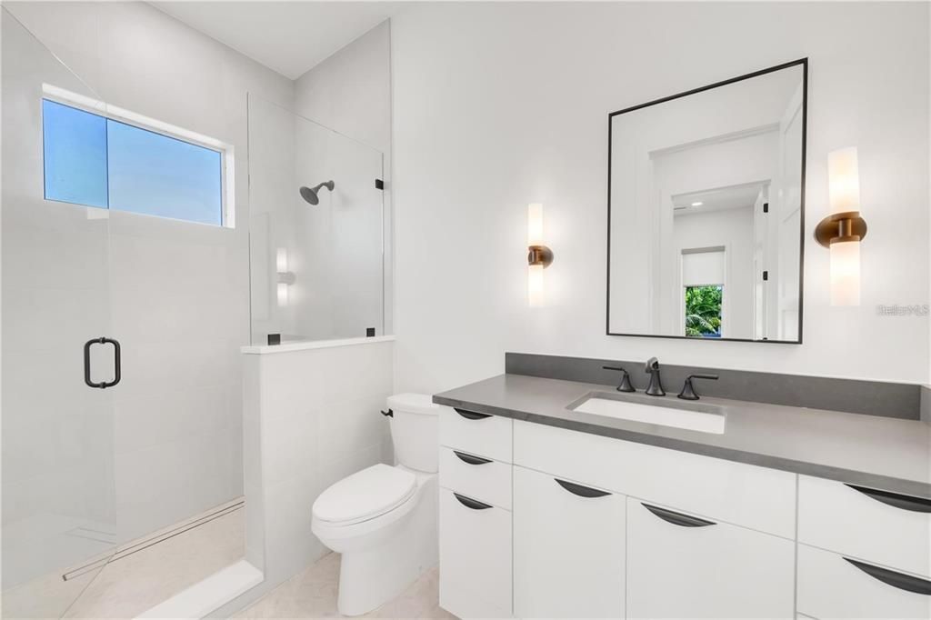 Activo con contrato: $2,950,000 (5 camas, 5 baños, 3595 Pies cuadrados)