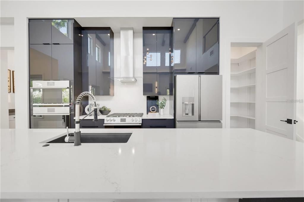 Activo con contrato: $2,950,000 (5 camas, 5 baños, 3595 Pies cuadrados)