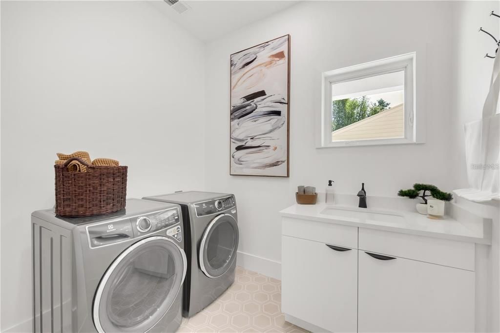 Activo con contrato: $2,950,000 (5 camas, 5 baños, 3595 Pies cuadrados)