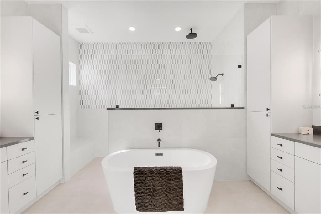 Activo con contrato: $2,950,000 (5 camas, 5 baños, 3595 Pies cuadrados)