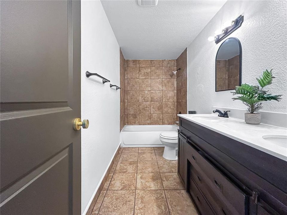 Activo con contrato: $269,000 (4 camas, 2 baños, 1392 Pies cuadrados)