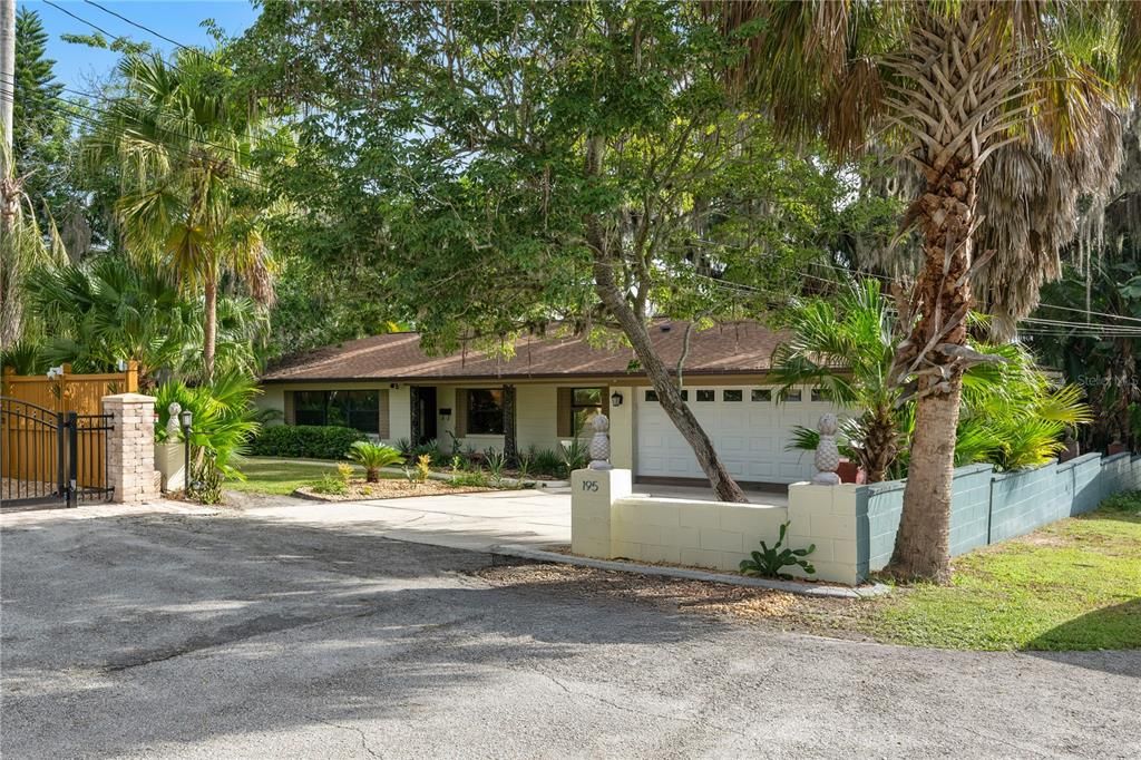 合同活跃: $825,000 (3 贝兹, 2 浴室, 2502 平方英尺)