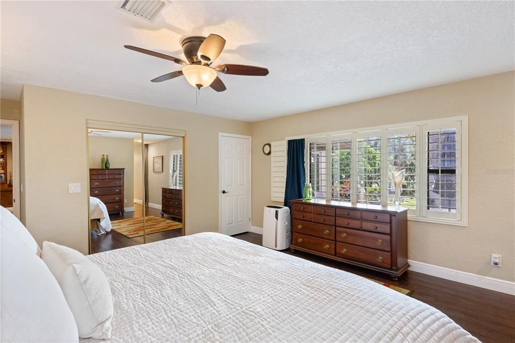 合同活跃: $825,000 (3 贝兹, 2 浴室, 2502 平方英尺)